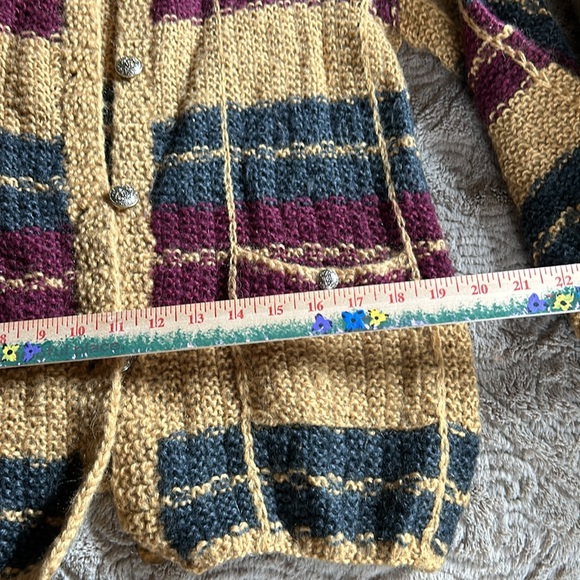 Plain Sweater with gold button detail - Picture 4 of 5